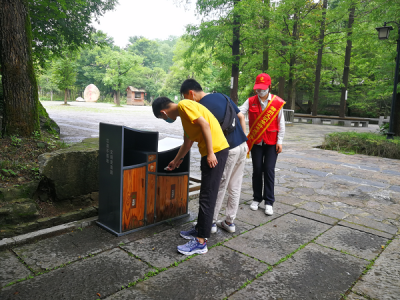 合肥三亚岛旅游区特勤队副队长刘佳楠规劝游客文明出行